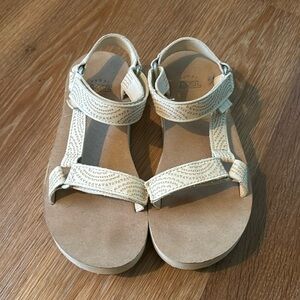 Selling a pair of women’s Teva sandals